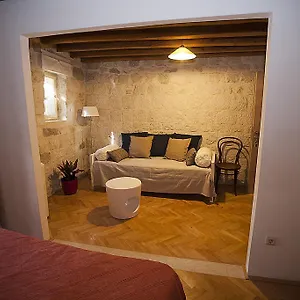 https://rooms-livia.hotels-in-trogir.com