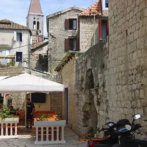 https://rooms-roso.hotels-in-trogir.com